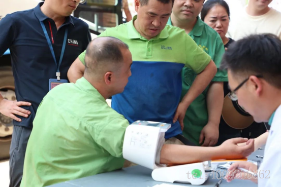 點滴聚愛心，公司組織開展公益獻血活動(圖1)